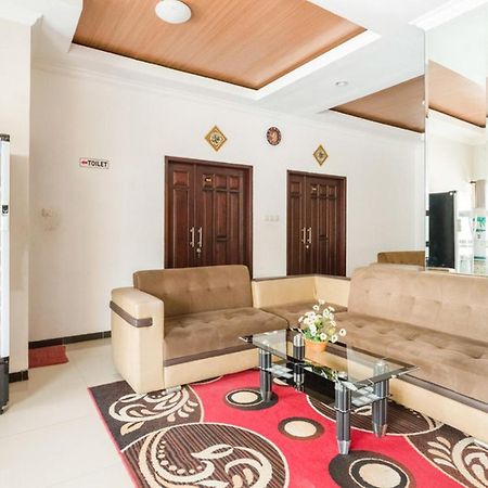 Готель Reddoorz Syariah @ Jalan Simpang Gajayana Маланг Екстер'єр фото